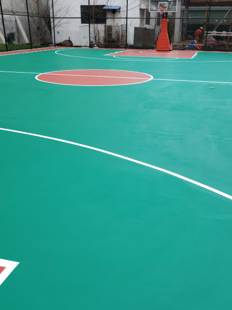 扎赉诺尔 球场长期使用易出现地面开裂